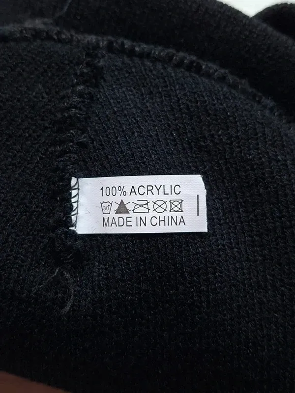 Gorro Negro Logo Metal Y2K Estilo