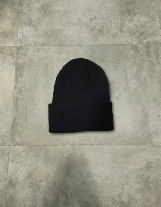 Gorro Negro con Logo Bordado Estilo Metal
