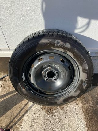 Llanta con neumático para furgoneta