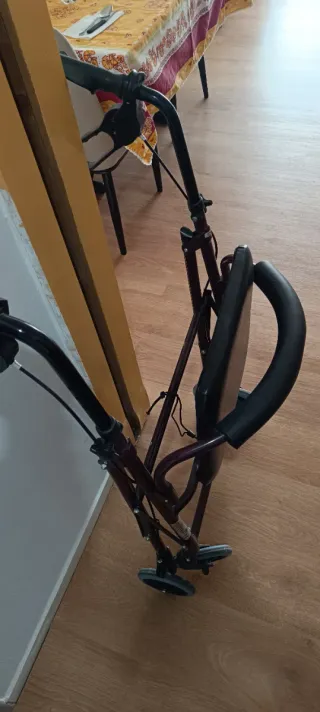 Andador con asiento y ruedas
