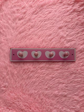 Perchero infantil rosa con corazones
