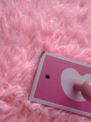 Perchero infantil rosa con corazones