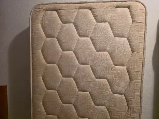 Letto 90cm in rovere con comodino, specchio e cassettiera.