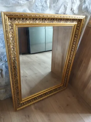 Espejo dorado con marco tallado