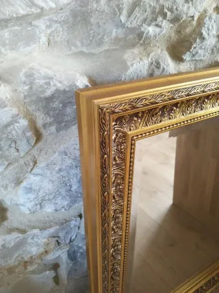 Espejo dorado con marco tallado