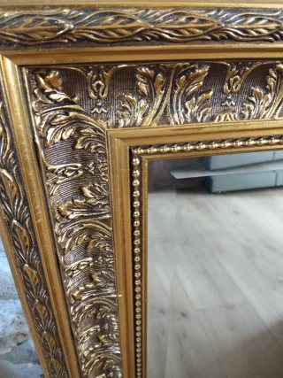 Espejo dorado con marco tallado