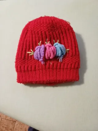 Berretta in lana rossa con fiori