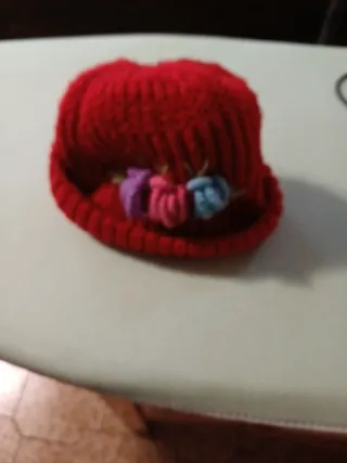 Berretta in lana rossa con fiori