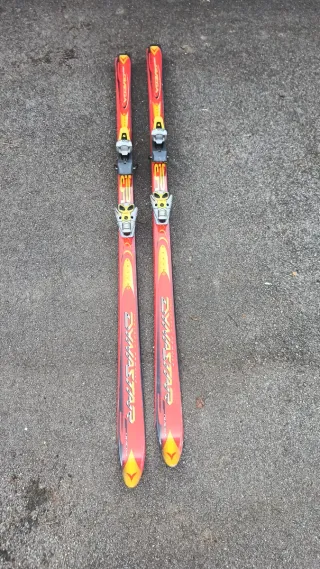 Esquís Dynastar con fijaciones
