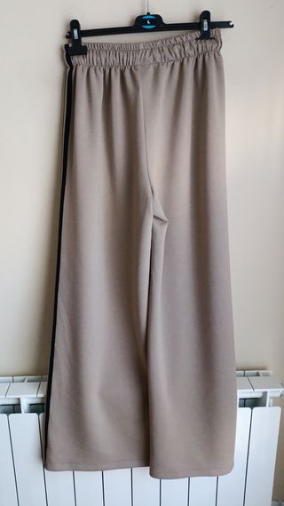 Pantalón palazzo beige con líneas laterales