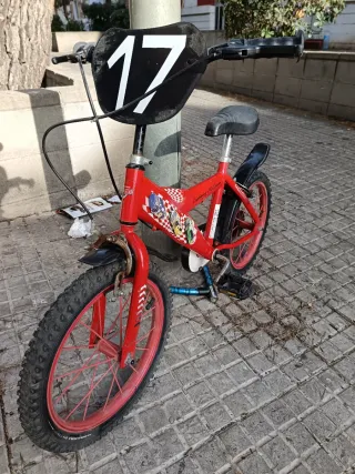 Bicicleta infantil roja con número 17