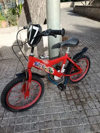 Bicicleta infantil roja con número 17