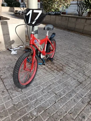 Bicicleta infantil roja con número 17