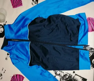 Chaqueta deportiva azul y azul marino