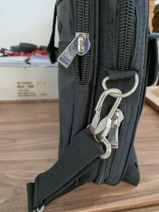 Maletín portátil y documentos negro