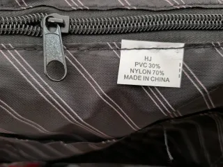 Maletín portátil y documentos negro