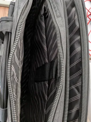 Maletín portátil y documentos negro