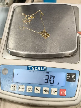 Gargantilla corta cadena fina oro 18kt chapitas