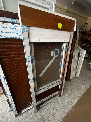 Ventana con persiana Le falta el cristal de abajo