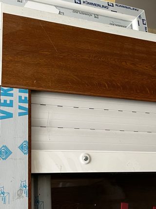 Ventana con persiana Le falta el cristal de abajo