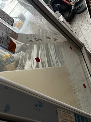 Ventana con persiana Le falta el cristal de abajo