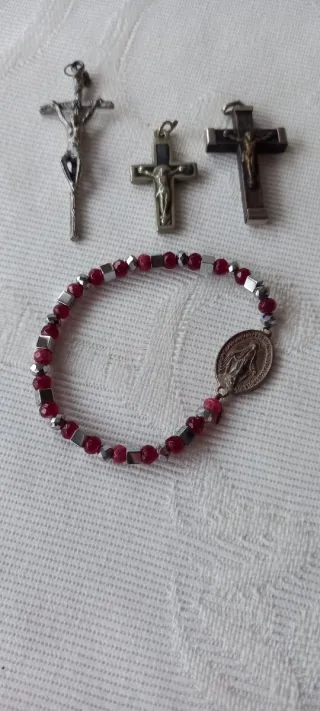 Lote religioso: 4 cruces, pulsera con medalla y 5