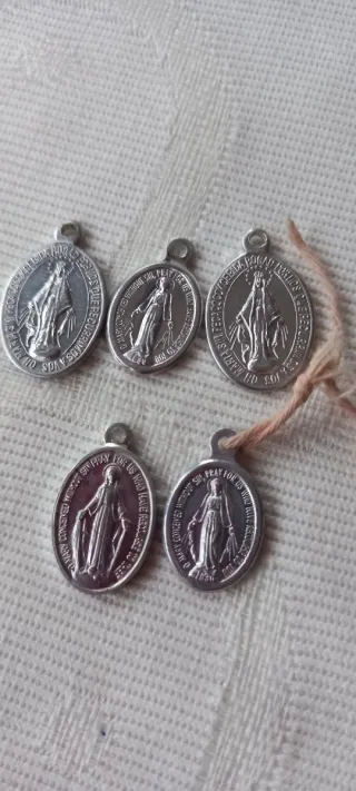 Lote religioso: 4 cruces, pulsera con medalla y 5