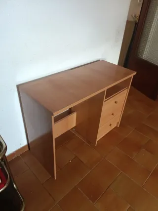 Escritorio de madera marrón con 3 cajones