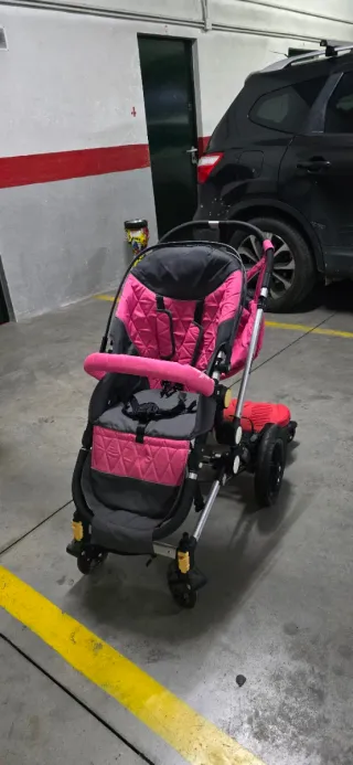 Carrito de bebé rosa con sombrilla