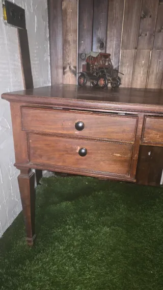 Escritorio de madera con silla de oficina