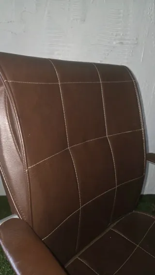 Escritorio de madera con silla de oficina