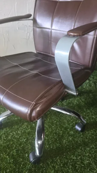 Escritorio de madera con silla de oficina