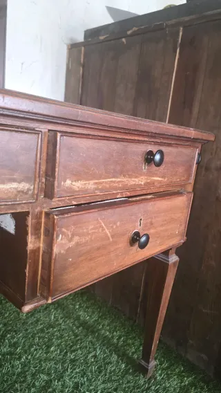 Escritorio de madera con silla de oficina