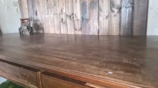 Escritorio de madera con silla de oficina
