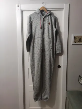 Pijama mono gris con detalles rosas