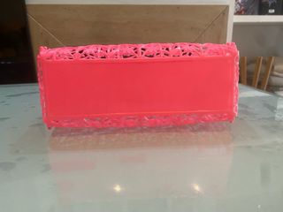 Bolso de mano rosa con flores