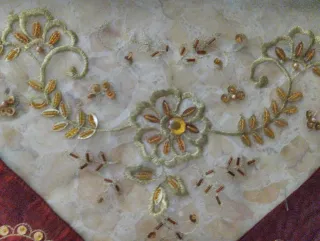 Tapete árabe con pedrería y bordado