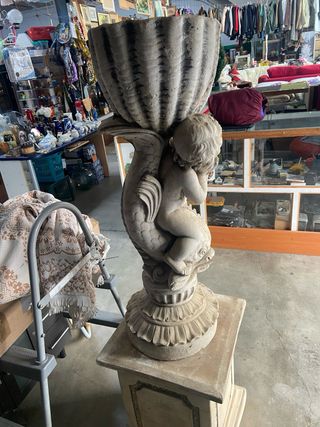 Estatua de Cupido con pez