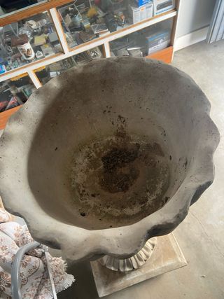 Estatua de Cupido con pez