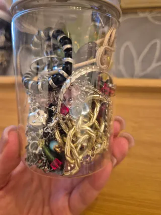 Gioielli assortiti in barattolo