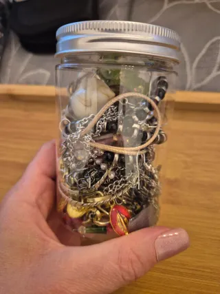 Gioielli assortiti in barattolo