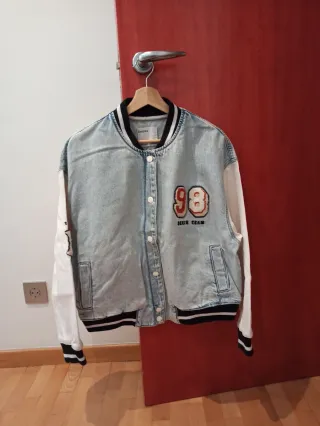 Chaqueta tejana Bershka efecto desgastado