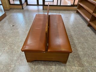 Banco tapizado con cajón secreto