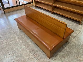 Banco tapizado con cajón secreto