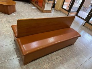 Banco tapizado con cajón secreto