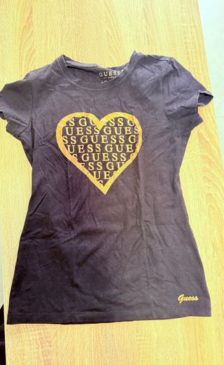 Camiseta Guess Negra Corazón Dorado