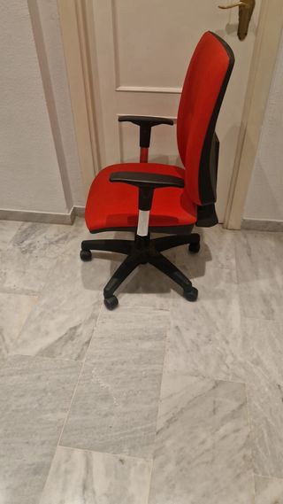 Silla de oficina roja y negra