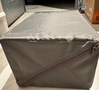 Caja organizadora de tela gris y blanco