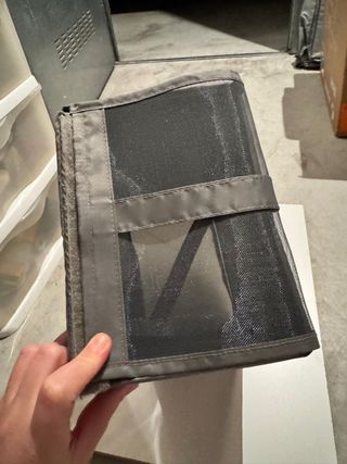 Caja organizadora de tela gris y blanco