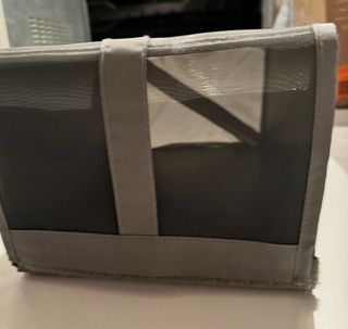 Caja organizadora de tela gris y blanco